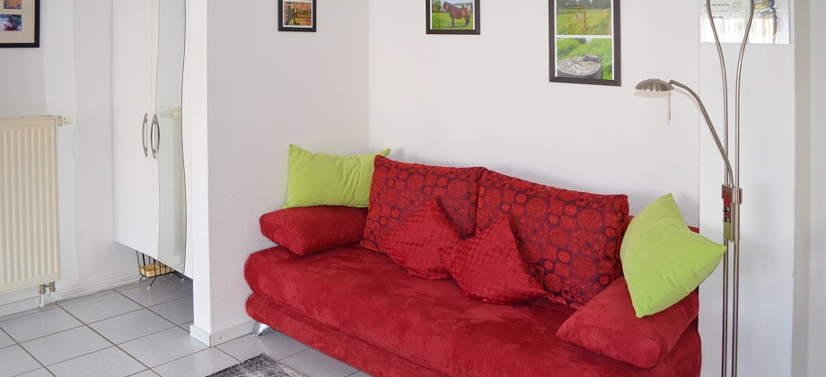 Rote Couch als Sitz- und Leseecke